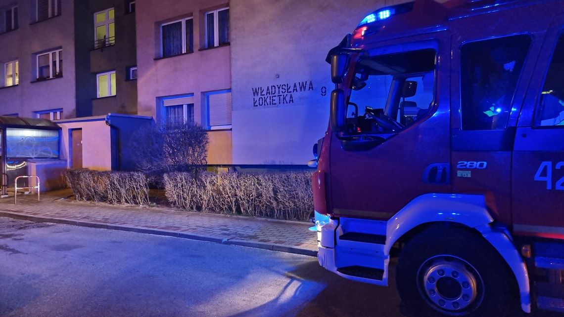 Z mężczyzną nie było kontaktu. Interweniowali policjanci oraz strażacy Z mężczyzną nie było kontaktu. Interweniowali policjanci oraz strażacy