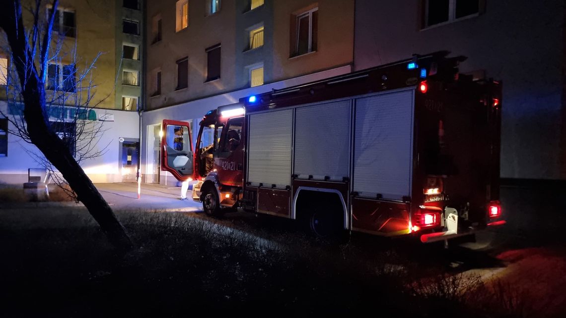 Z mieszkania wyciekała woda, a w oknach świeciło się światło