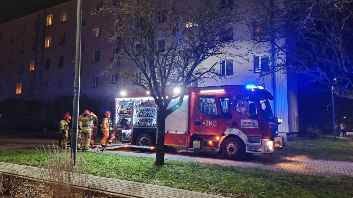 Z mieszkania wydobywał się dym. Interweniowali strażacy