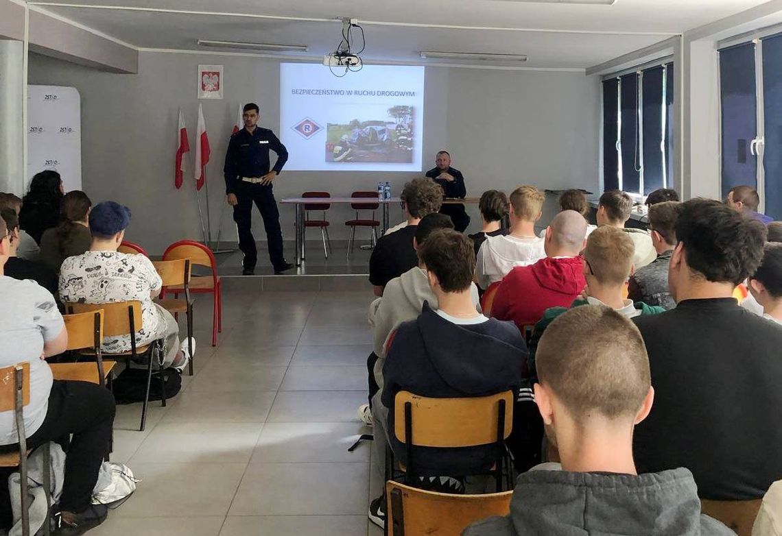 Z młodzieżą o bezpieczeństwie – spotkanie z uczniami szkoły średniej. ZDJĘCIA