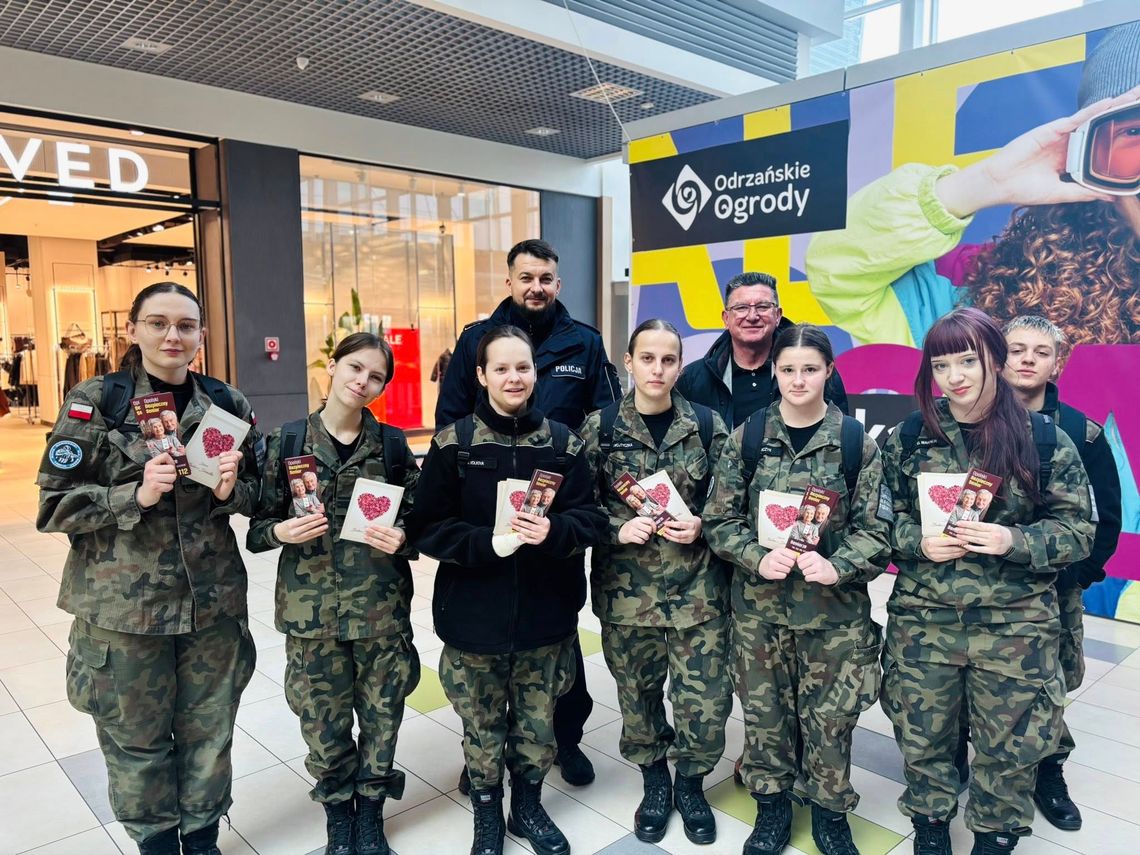 Z okazji Dnia Babci i Dziadka policjanci i uczniowie tłumaczyli seniorom, jak dbać o bezpieczeństwo