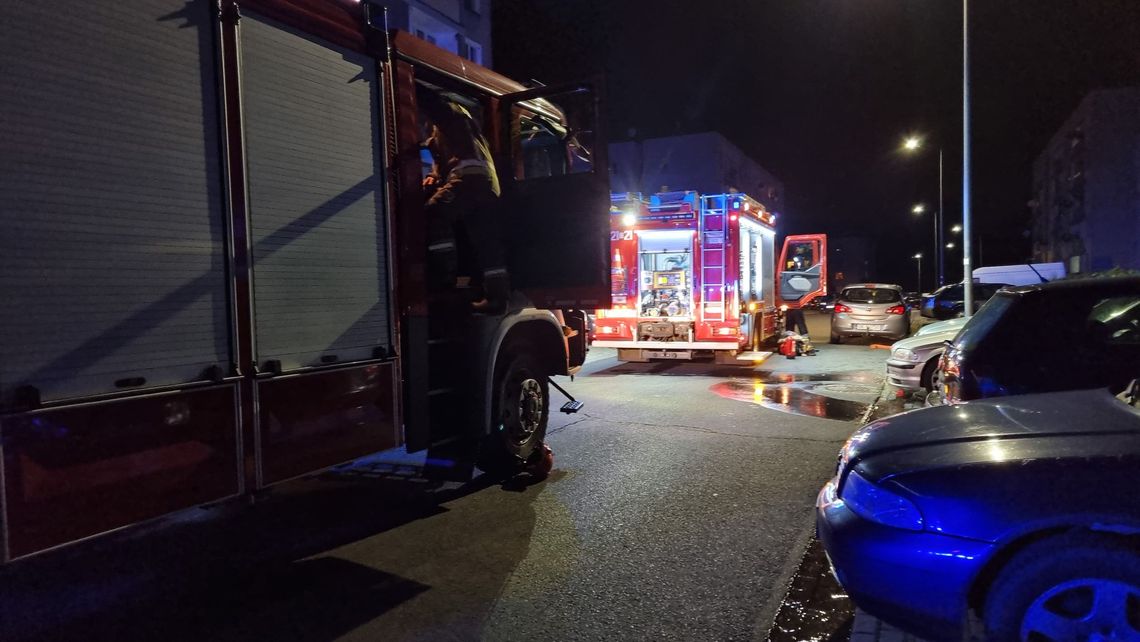 Z okna na drugim piętrze wydobywał się dym. Interweniowali strażacy