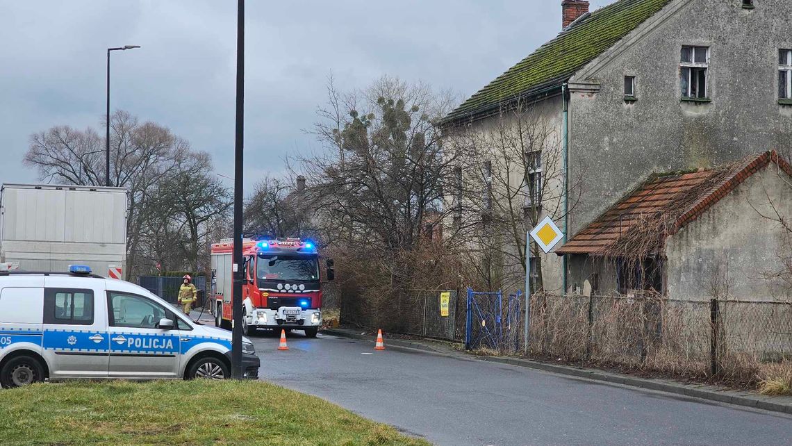 Z opuszczonego domu wydobywał się dym. Interweniowali strażacy Z opuszczonego domu wydobywał się dym. Interweniowali strażacy