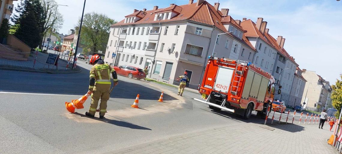 Z pojazdu wyciekł olej. Ruchem kierowali strażacy. ZDJĘCIA Z pojazdu wyciekł olej. Ruchem kierowali strażacy. ZDJĘCIA