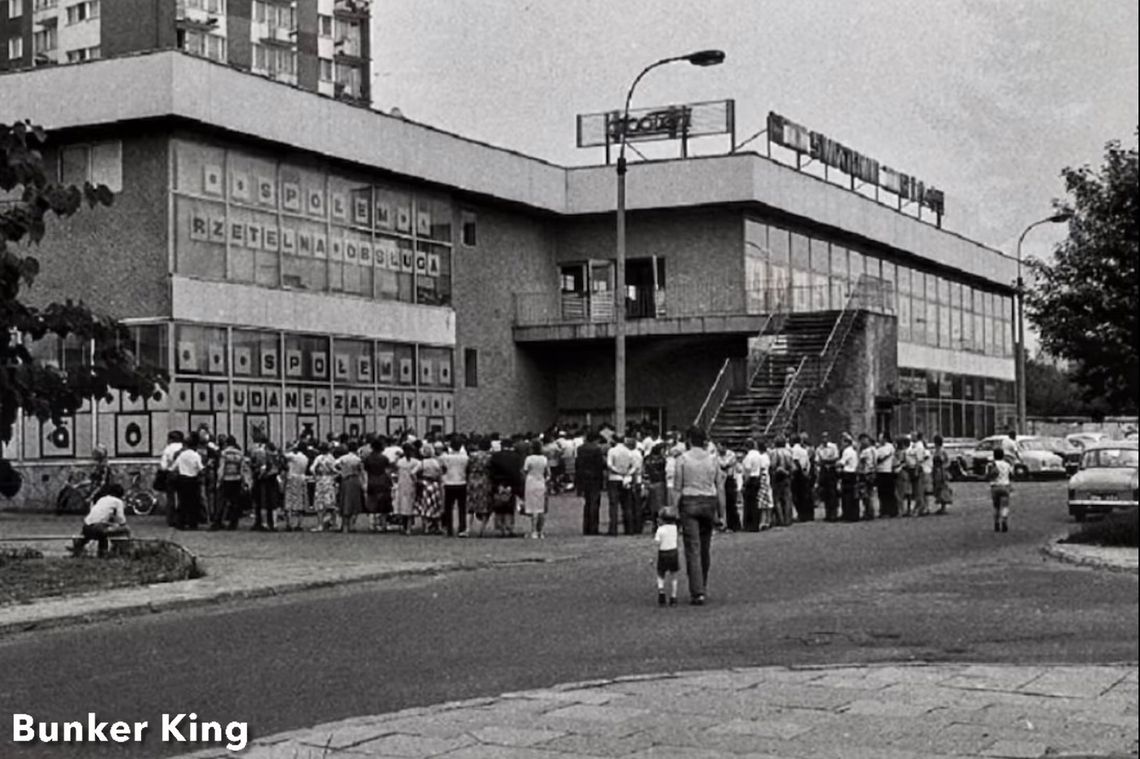 Za czym stoi ta kolejka? Znajomy widok z ulicy Harcerskiej w Kędzierzynie