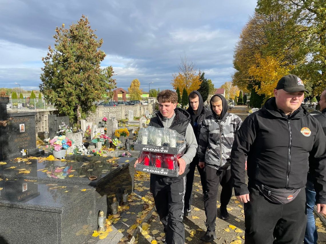 Zadbali o groby bohaterów. ZDJĘCIA