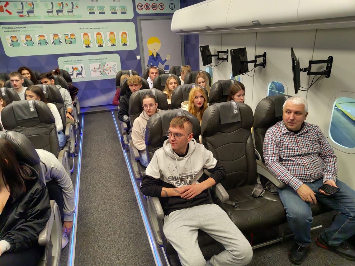 Zajęcia studyjne na lotnisku. Już wiedzą jak działa cargo i obsługa pasażerów. ZDJĘCIA