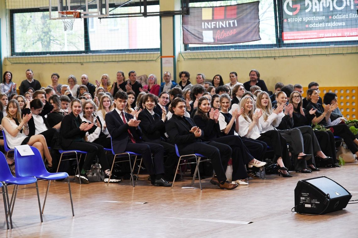 Zakończenie roku klas maturalnych w II LO. ZDJĘCIA