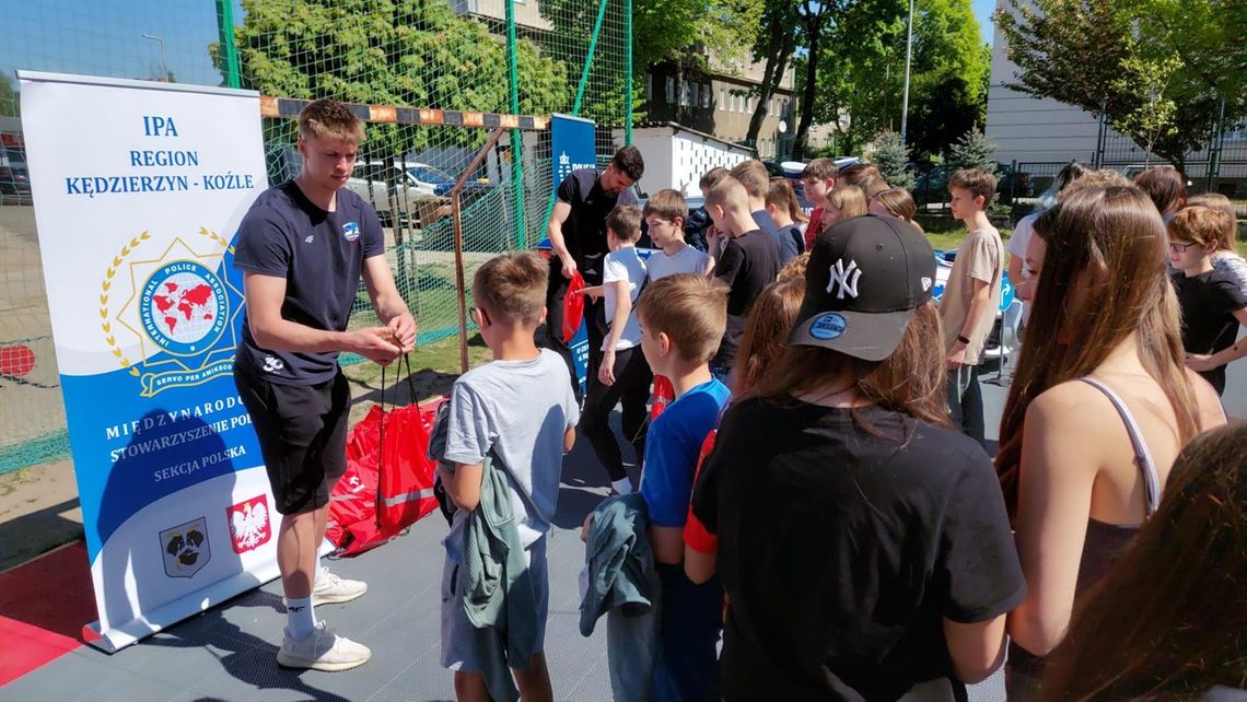 ZAKSA, policja i uczniowie razem dla bezpieczeństwa na drodze