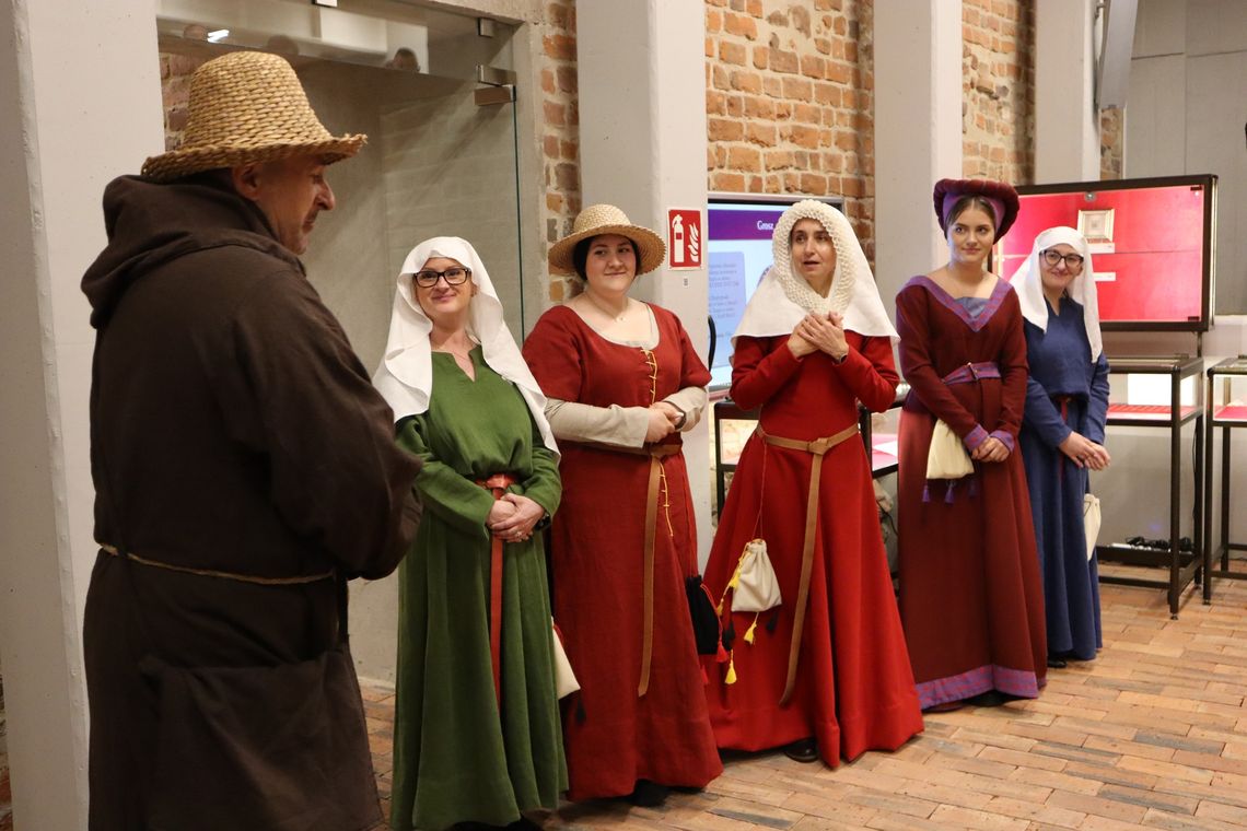 Zaprezentują średniowieczną modę. Tak wyglądała garderoba sprzed kilkuset lat