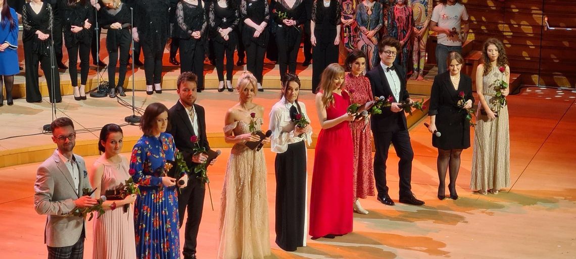 Zaśpiewała u boku m.in. Piotra Kupichy, Kasi Moś czy Renaty Przemyk Zaśpiewała u boku m.in. Piotra Kupichy, Kasi Moś czy Renaty Przemyk