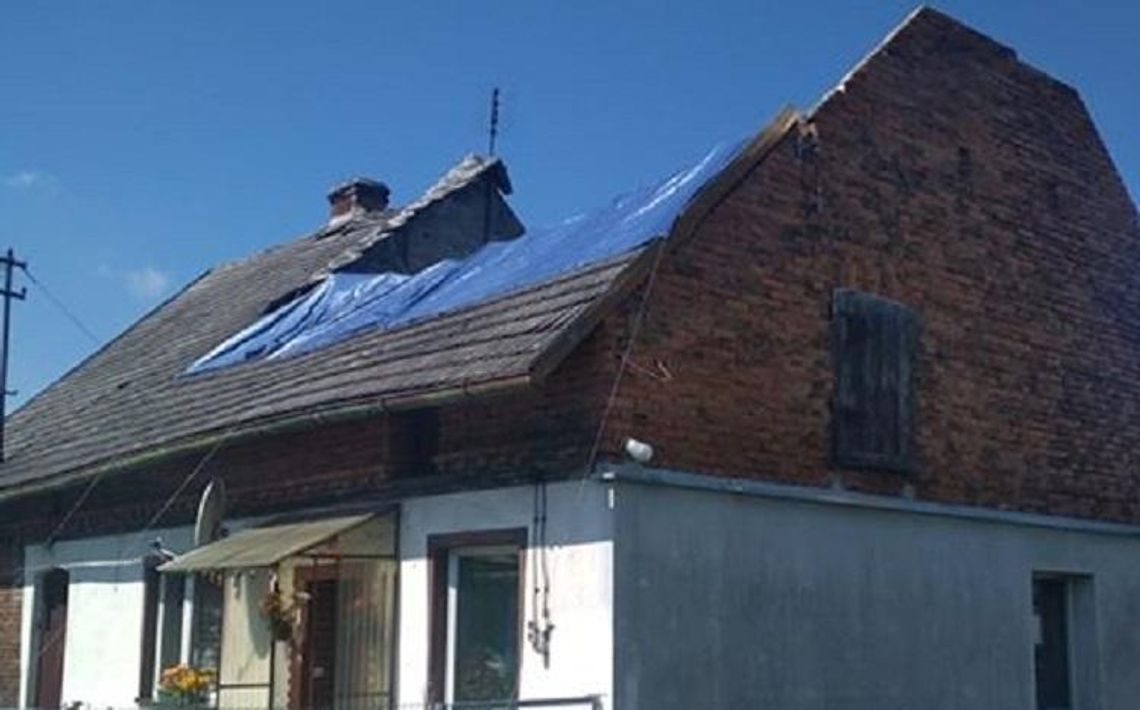Zawalił się dach domu w Blachowni. Rodzina prosi o pomoc