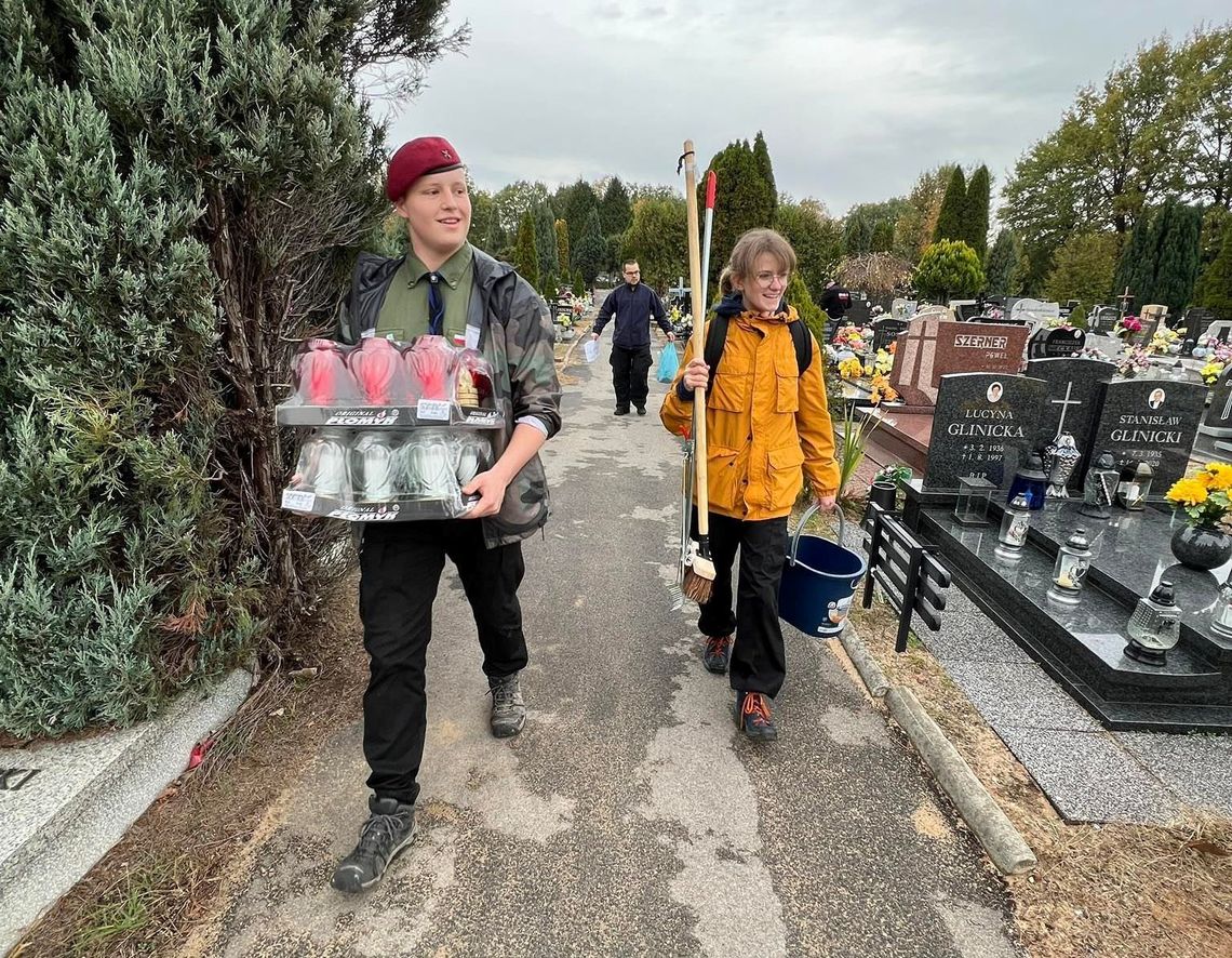 Zawsze pamiętają o mogiłach osób zasłużonych. ZDJĘCIA Zawsze pamiętają o mogiłach osób zasłużonych. ZDJĘCIA