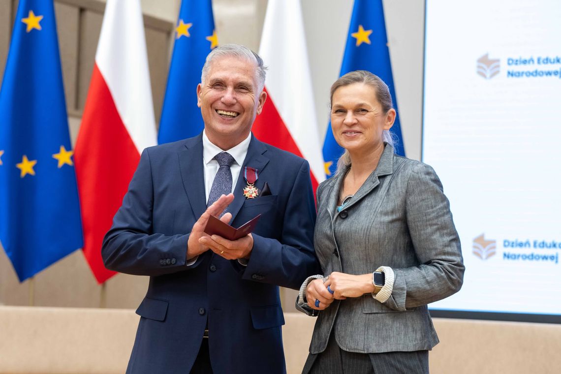 Zbigniew Kubala z ZS nr 1 w Kędzierzynie-Koźlu odznaczony Złotym Krzyżem Zasługi Zbigniew Kubala z ZS nr 1 w Kędzierzynie-Koźlu odznaczony Złotym Krzyżem Zasługi