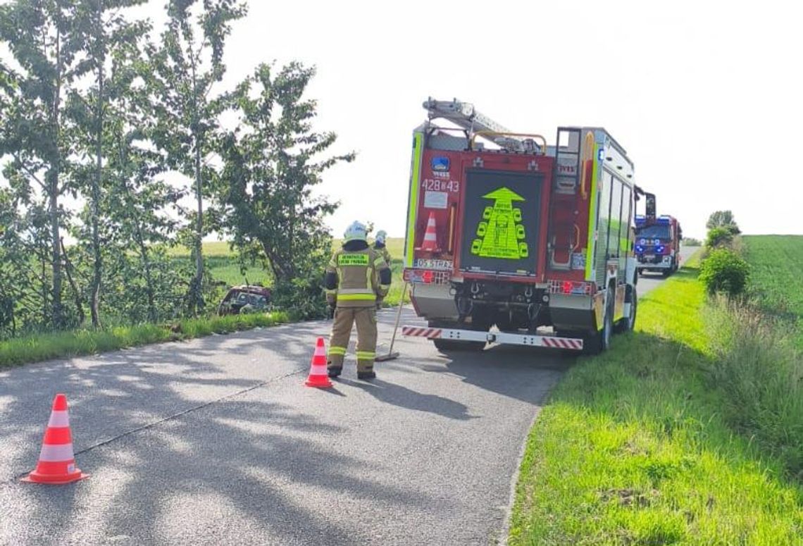 Zdarzenie drogowe w Ostrożnicy. Auto w rowie, kierowcy brak Zdarzenie drogowe w Ostrożnicy. Auto w rowie, kierowcy brak