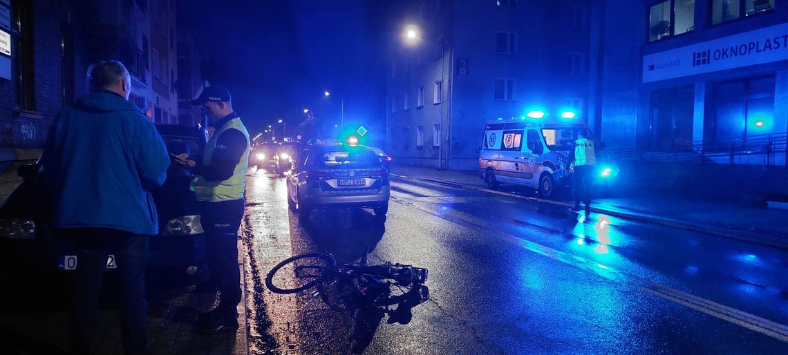 Zdarzenie drogowe z udziałem rowerzystki i samochodu osobowego