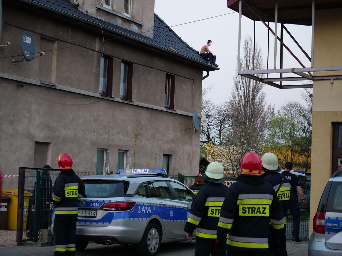 Zdemolował mieszkanie i groził, że skoczy z dachu