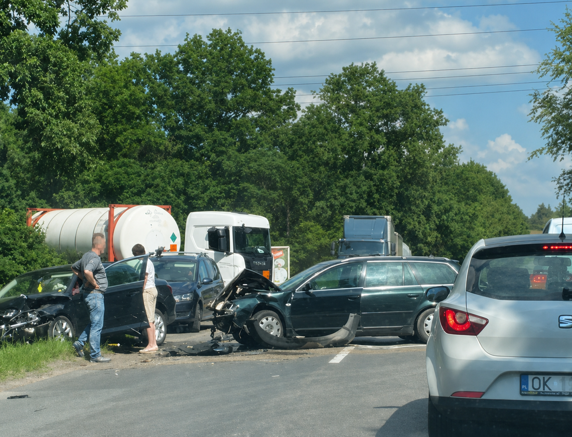 Zderzenie audi ze skodą w Korzonku. Dwie osoby trafiły do szpitala