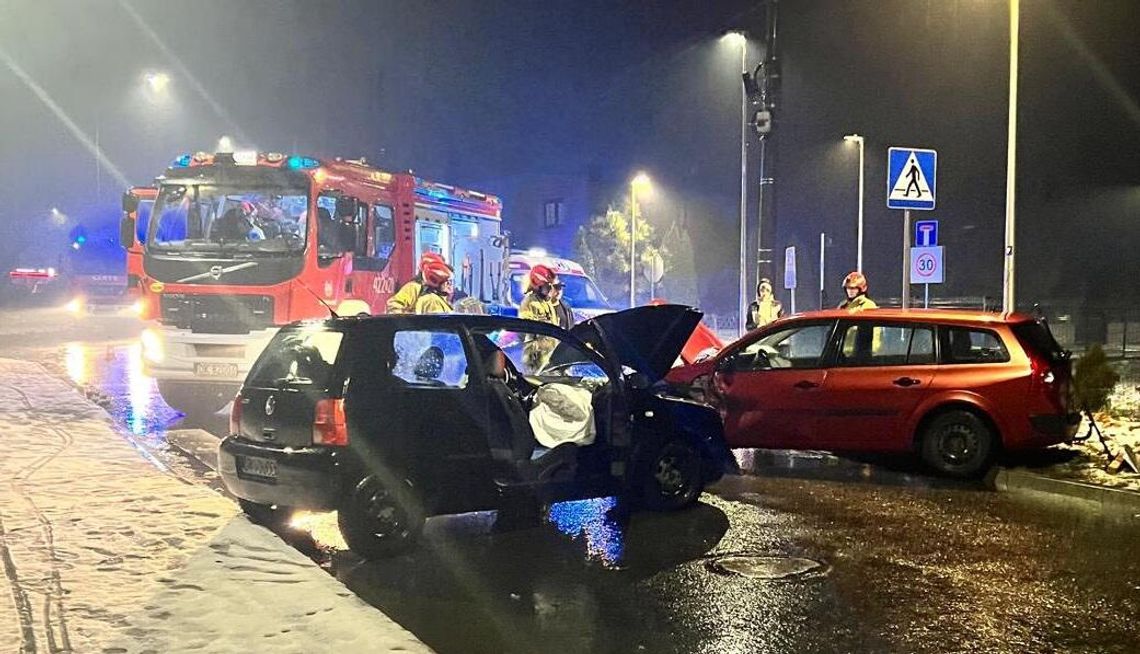 Zderzenie dwóch aut w Kędzierzynie-Koźlu – dwie osoby w szpitalu. ZDJĘCIA Zderzenie dwóch aut w Kędzierzynie-Koźlu – dwie osoby w szpitalu. ZDJĘCIA
