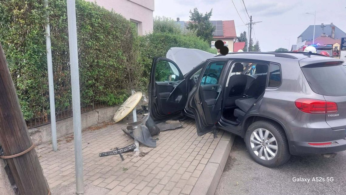 Zderzenie dwóch aut w Pawłowiczkach. Dwie osoby trafiły do szpitala. ZDJĘCIA Zderzenie dwóch aut w Pawłowiczkach. Dwie osoby trafiły do szpitala. ZDJĘCIA