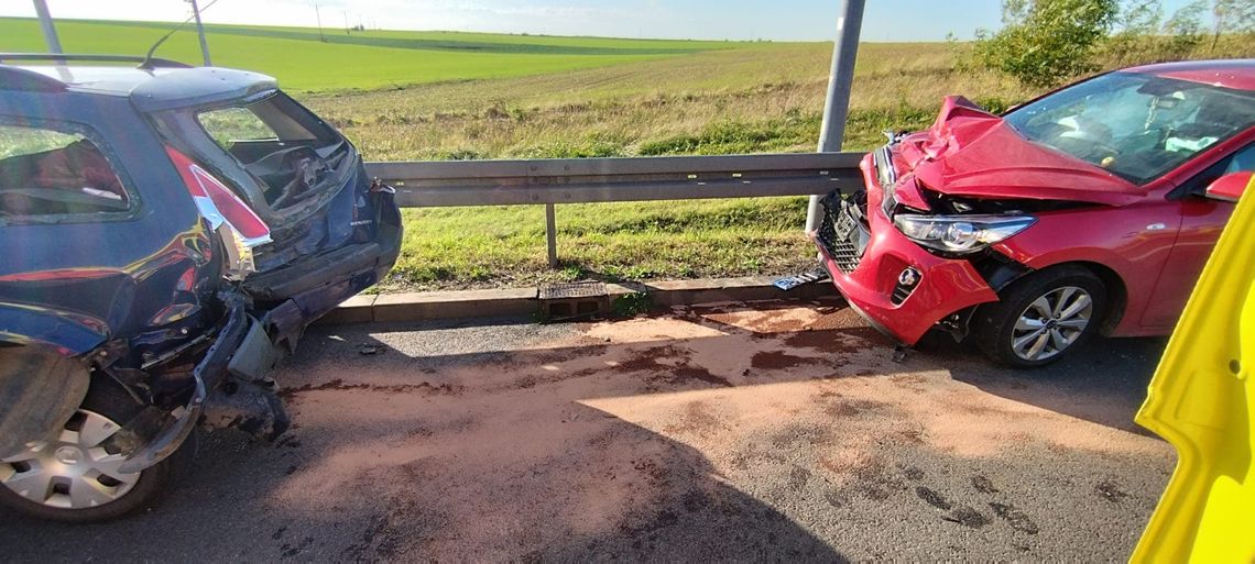 Zderzenie dwóch osobówek na DK45. Trzy osoby trafiły do szpitala Zderzenie dwóch osobówek na DK45. Trzy osoby trafiły do szpitala