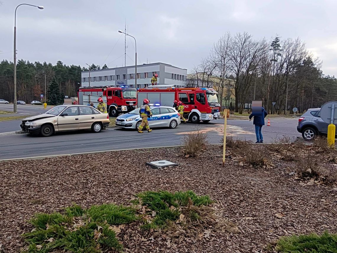 Zderzenie dwóch osobówek na skrzyżowaniu przy komendzie policji