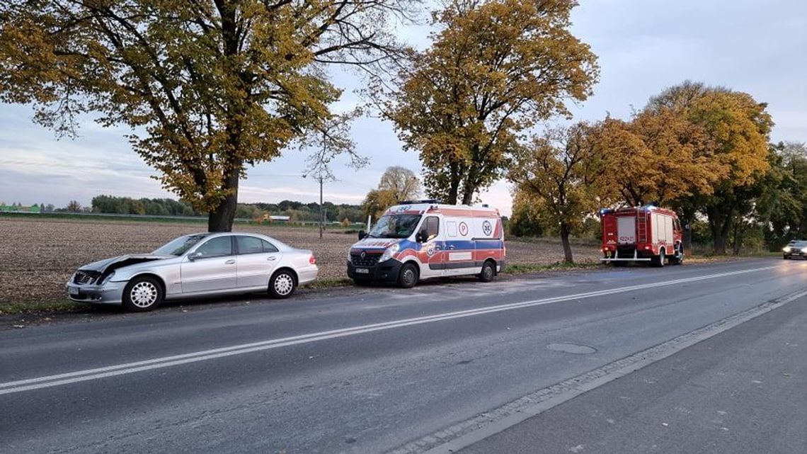 Zderzenie dwóch osobówek na ulicy Głubczyckiej. Na miejscu wszystkie służby ratunkowe
