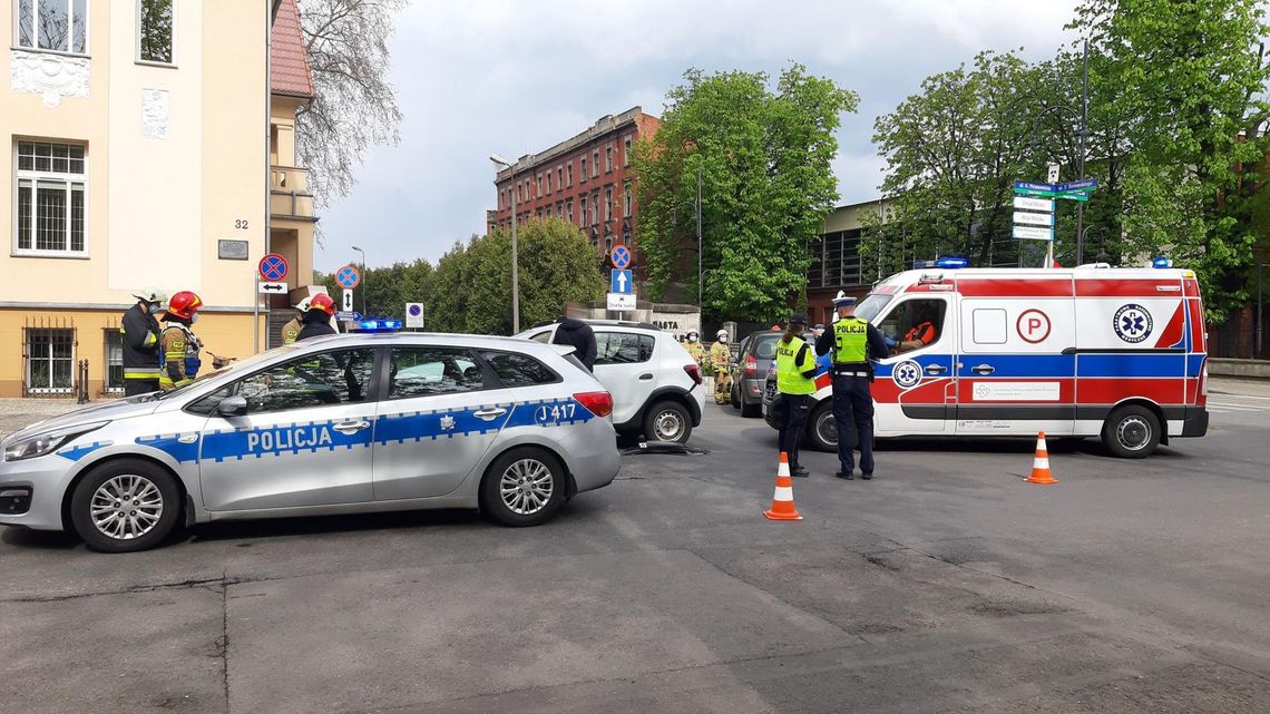 Zderzenie dwóch osobówek na ulicy Żeromskiego. Kobieta wymagała pomocy medycznej