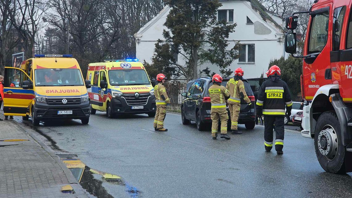 Zderzenie dwóch osobówek w Większycach. Na miejscu wszystkie służby Zderzenie dwóch osobówek w Większycach. Na miejscu wszystkie służby