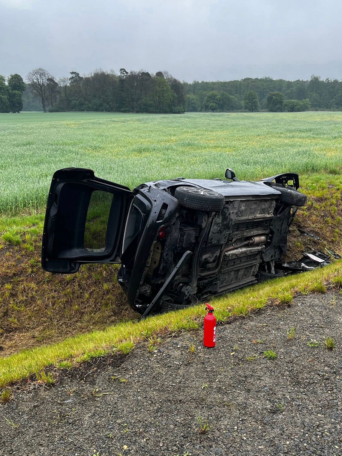 Zderzenie dwóch samochodów na DK40. Jedna osoba trafiła pod opiekę ratowników