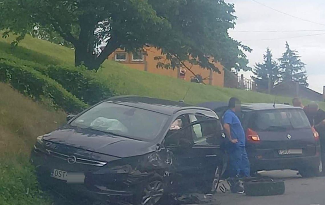Zderzenie dwóch samochodów osobowych w Długomiłowicach