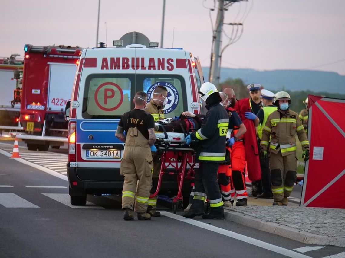 Zderzenie motocykla z samochodem osobowym na DK45 w Komornie. Kobieta trafiła do szpitala