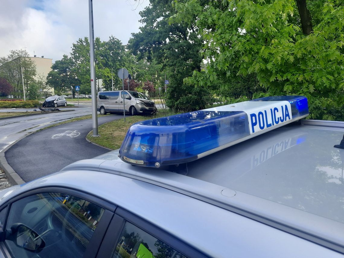 Bus z ośmioma osobami wymusił pierwszeństwo i uderzył w opla. Jedna osoba trafiła do szpitala