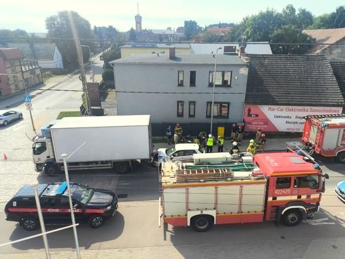 Zderzenie osobówki z ciężarówką w Reńskiej Wsi. Droga całkowicie zablokowana Zderzenie osobówki z ciężarówką w Reńskiej Wsi. Droga całkowicie zablokowana