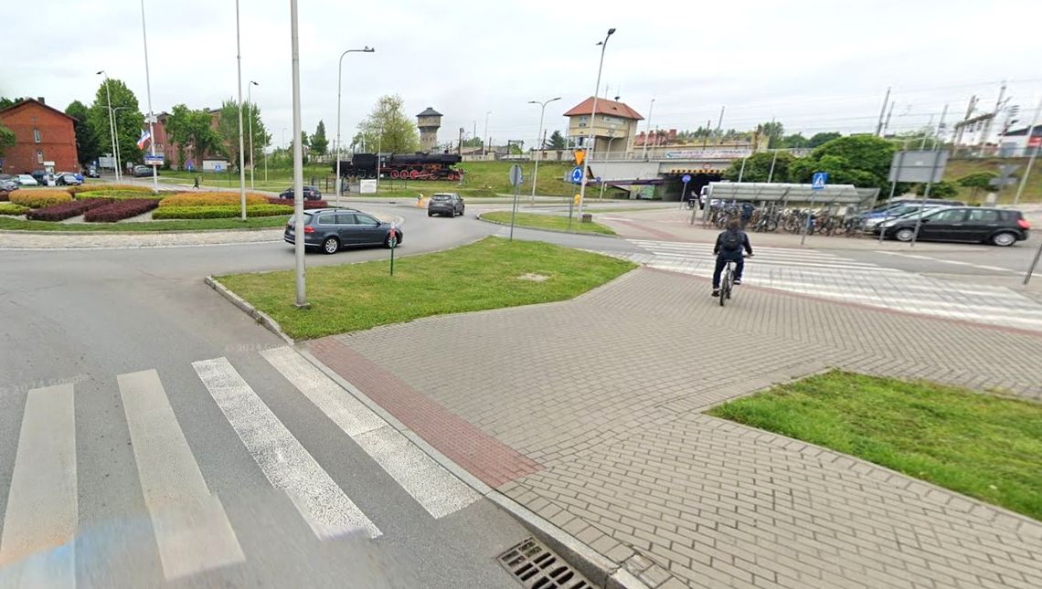 Zderzenie rowerzystów na rondzie Solidarności w Kędzierzynie-Koźlu. Kobieta trafiła do szpitala