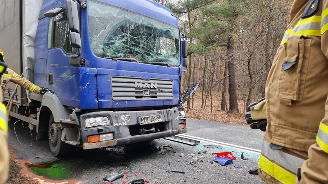 Zderzenie samochodów ciężarowych w Kotlarni. Kierowcy wymagali pomocy medycznej