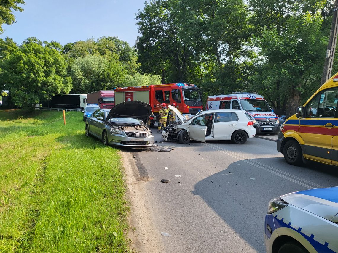 Zderzenie Skody Superb i Volkswagena Golfa w Koźlu. Trzy osoby trafiły do szpitala. ZDJĘCIA