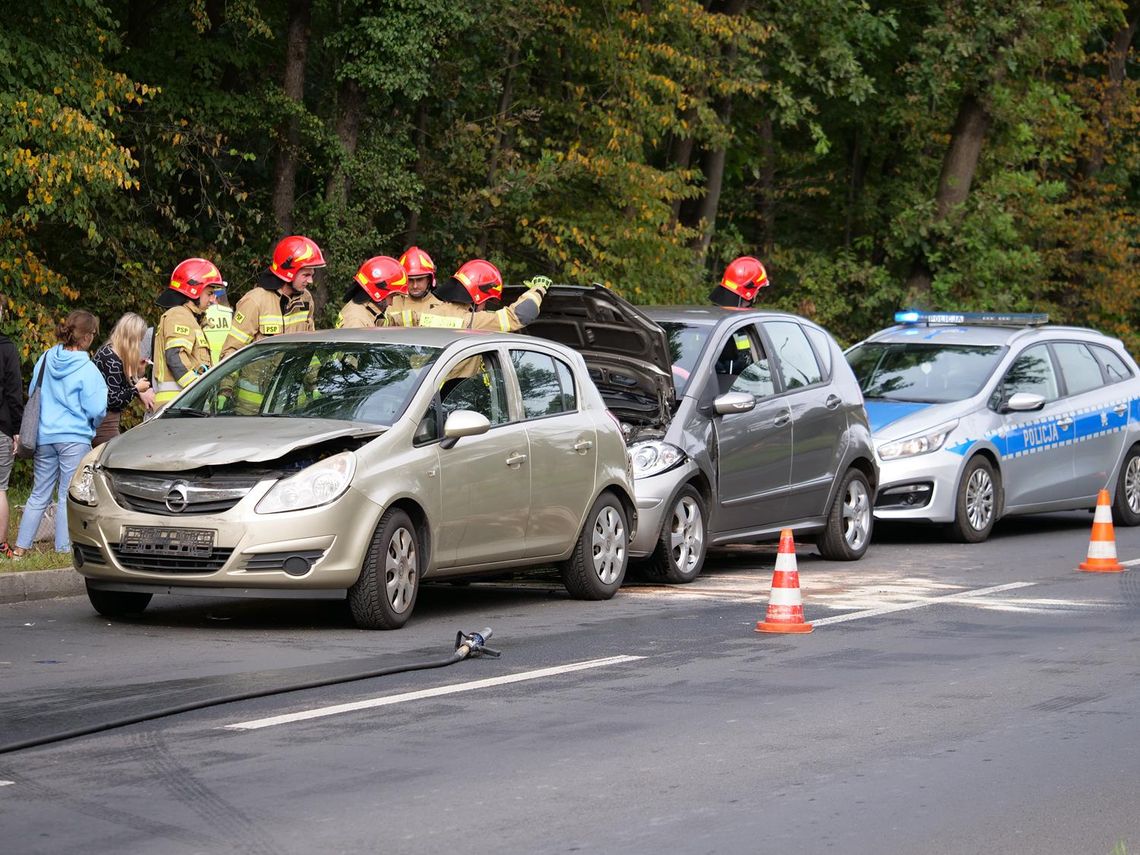 Zderzenie trzech aut na al. Jana Pawła II. Kobieta trafiła do szpitala