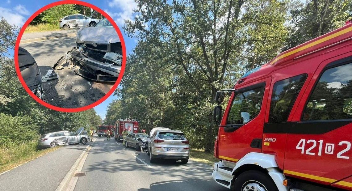 Zderzenie trzech pojazdów na drodze do Cisowej. Na miejscu interweniowały wszystkie służby