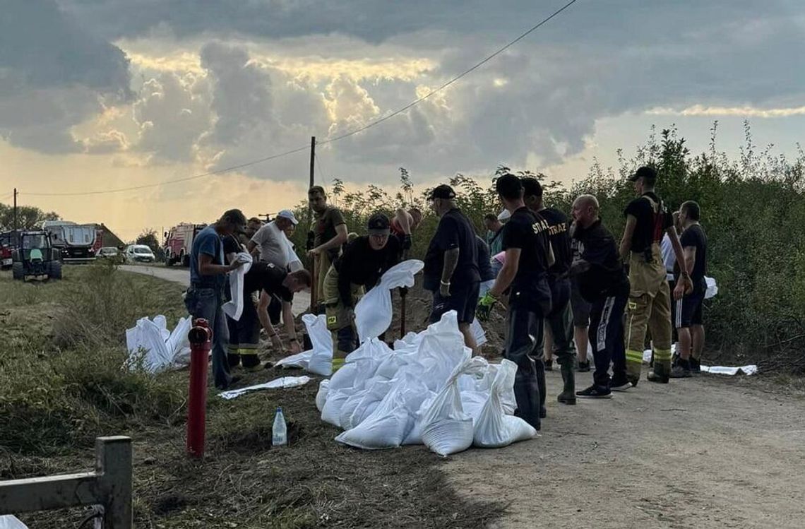 Zdjęcia i filmy z akcji ratowania wsi Poborszów przed zalaniem