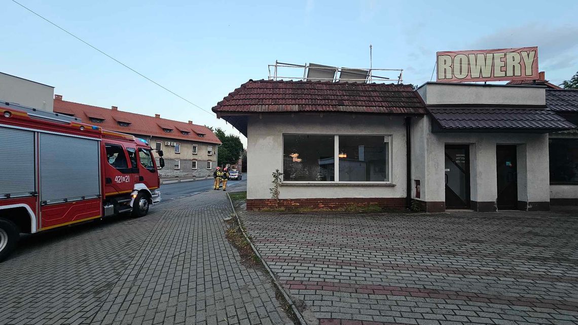 Zrobili sobie grilla za sklepem. Wezwano strażaków