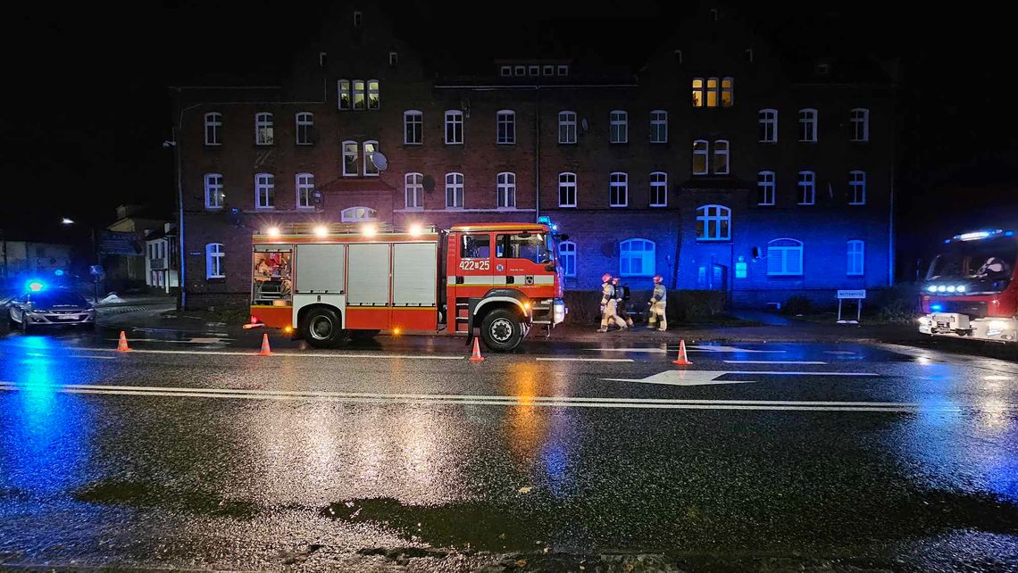 Ze zgłoszenia wynikało, że w kamienicy pali się podłoga Ze zgłoszenia wynikało, że w kamienicy pali się podłoga