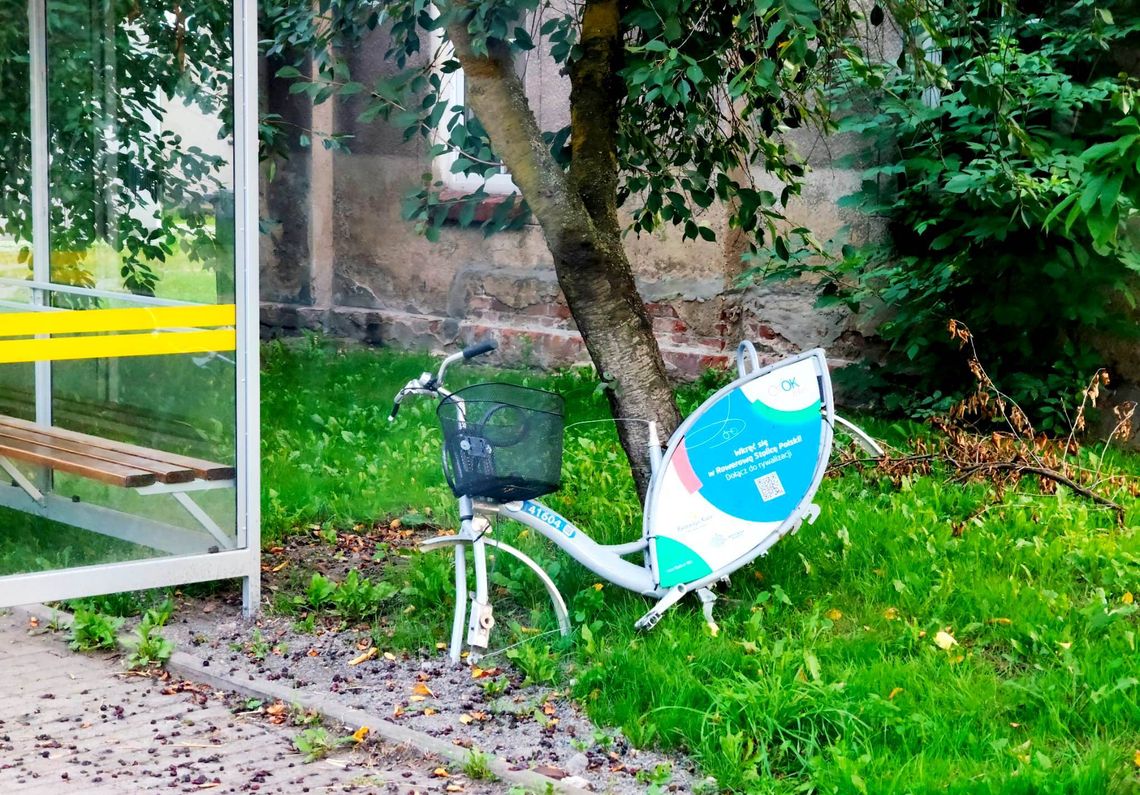 Żenujące zachowanie wandali. Miejski rower rozłożony na części. ZDJĘCIA