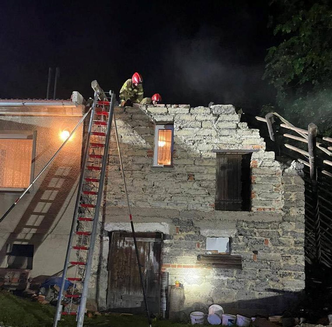 Zerwany dach w Sukowicach. Trudne warunki akcji ratowniczej