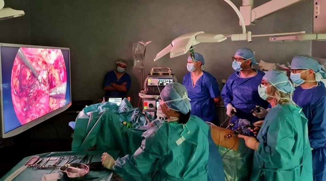Zespół lekarzy z kozielskiego szpitala przeprowadził operację pod okiem wybitnego profesora. ZDJĘCIA