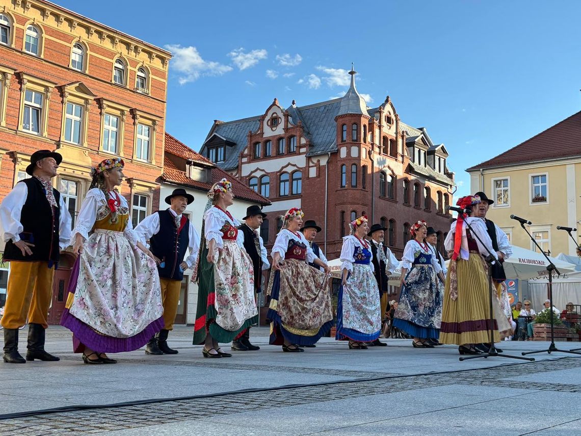 Zespół Pieśni i Tańca „Komorno” stworzył widowisko pełne energii, rytmu i emocji. ZDJĘCIA Zespół Pieśni i Tańca „Komorno” stworzył widowisko pełne energii, rytmu i emocji. ZDJĘCIA