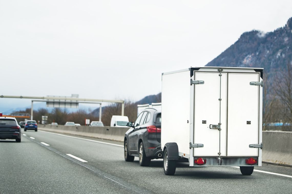 Zestaw świateł do przyczepy – co powinno się w nim znaleźć i jak go dobrać?