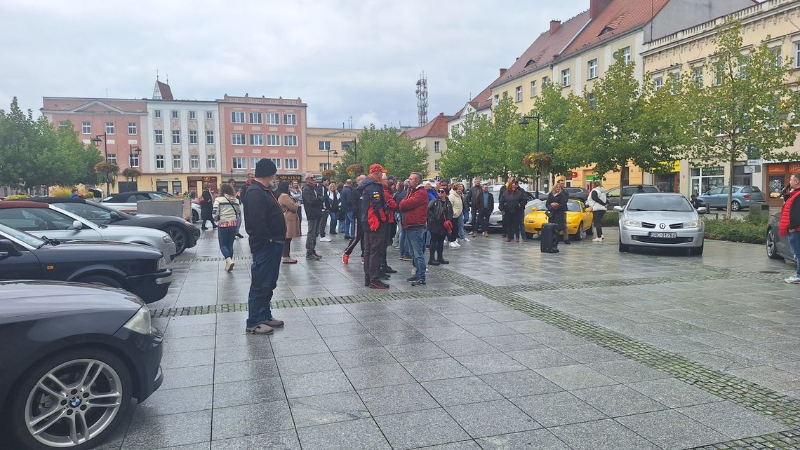 Zjazd samochodów Cabrio na kozielskim Rynku. Na zakończenie sezonu symbolicznie zamknięto dachy Zjazd samochodów Cabrio na kozielskim Rynku. Na zakończenie sezonu symbolicznie zamknięto dachy