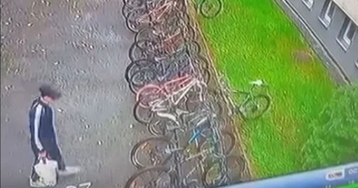 Złodziej roweru nagrany przez monitoring. Szkoła w Kędzierzynie-Koźlu prosi o pomoc. WIDEO Złodziej roweru nagrany przez monitoring. Szkoła w Kędzierzynie-Koźlu prosi o pomoc. WIDEO