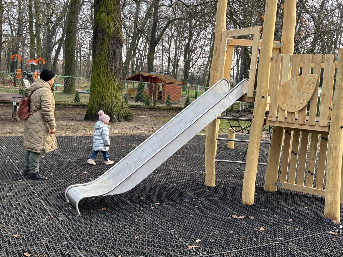 Zmiany na placu zabaw przy ul. Filtrowej. Maluchy mogą już testować nowe urządzenia Zmiany na placu zabaw przy ul. Filtrowej. Maluchy mogą już testować nowe urządzenia